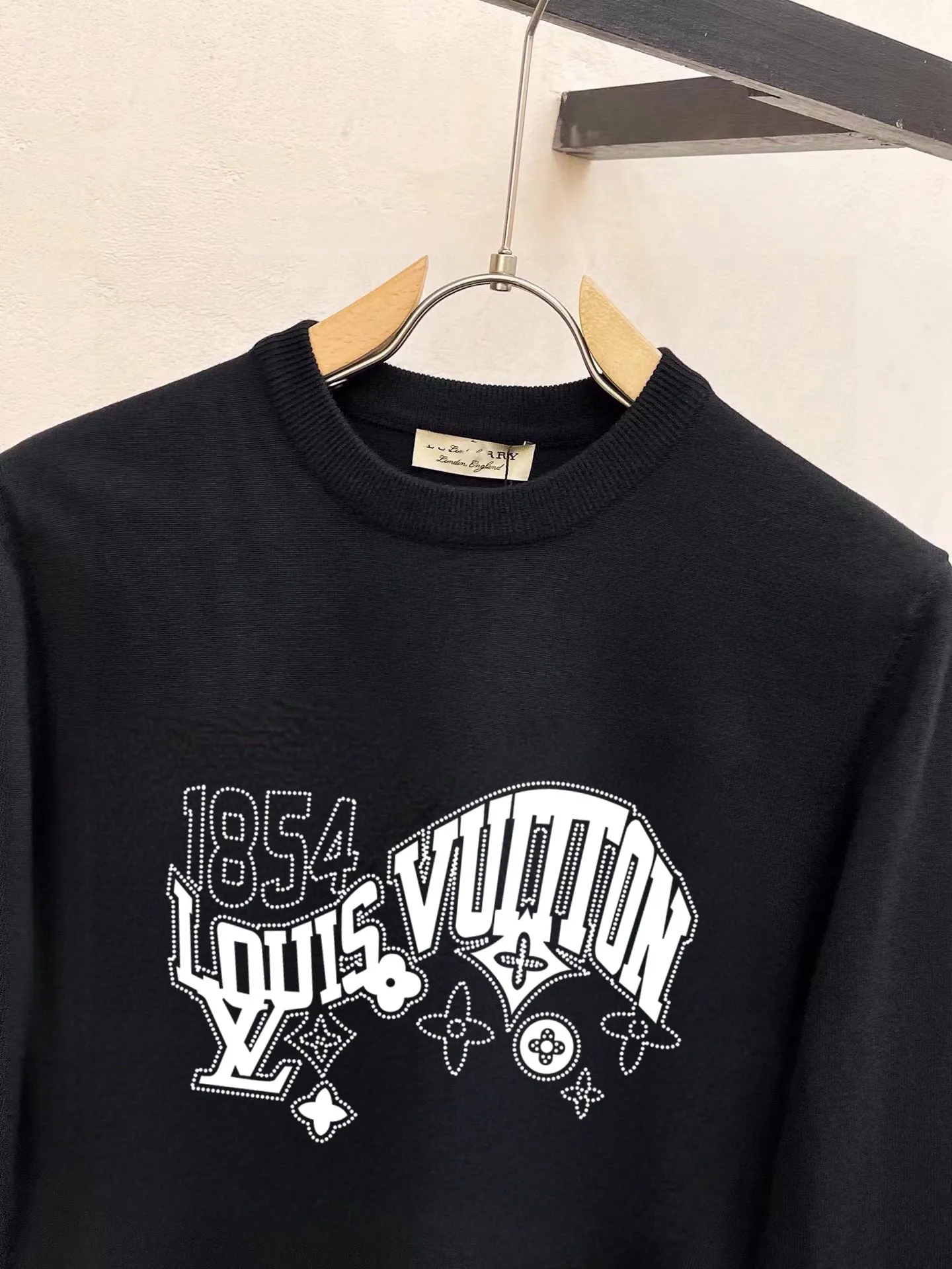 🅿️240 【LV Louis Vuitton】Autumn and winter classic round neck pullover sweater, in full condition! ! ! Wool blended fabric, the latest model in 2025, golden ratio! ! Slim-fitting soft gold, versatile and practical item, the combination and practicality are extremely powerful, simple and elegant, and classy! To create your own style, it is highly recommended to buy it in two colors. The standard slim fit tailoring process is suitable for both young and old men. It is knitted from wool and will not cause any discomfort! While keeping warm, it is stylish, textured and wearable, and the classic logo with contrasting colors on the chest feels in place! ! Recommended for regular customers! ! Size M-3XL (maximum wear: 190 pounds)